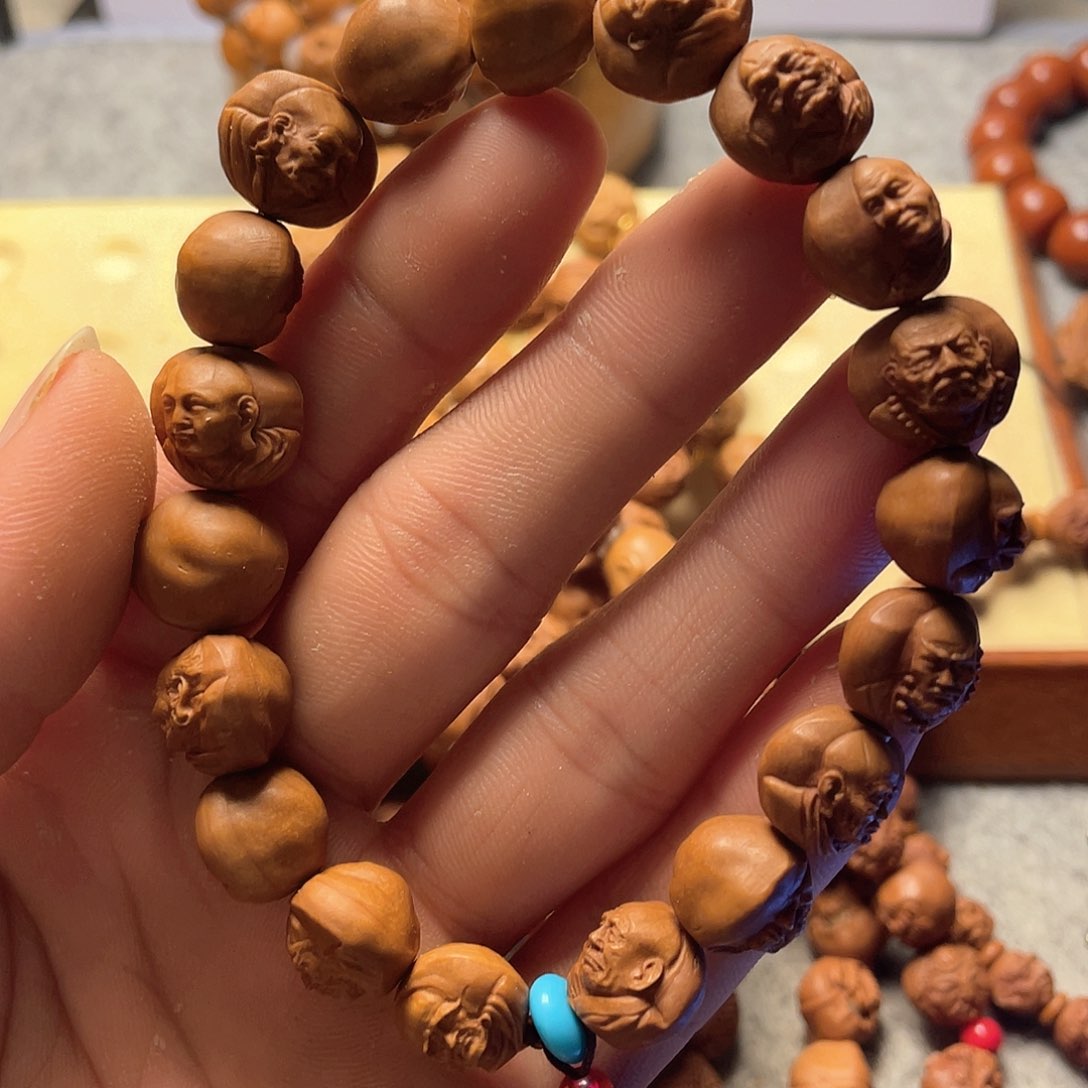 龙纹桃核雕刻三风罗汉