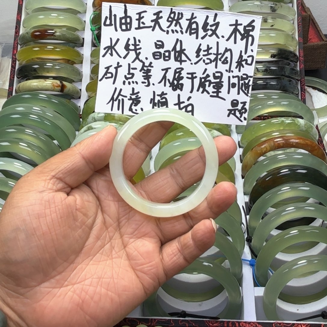 蛇纹石玉手镯未镶嵌橘****?