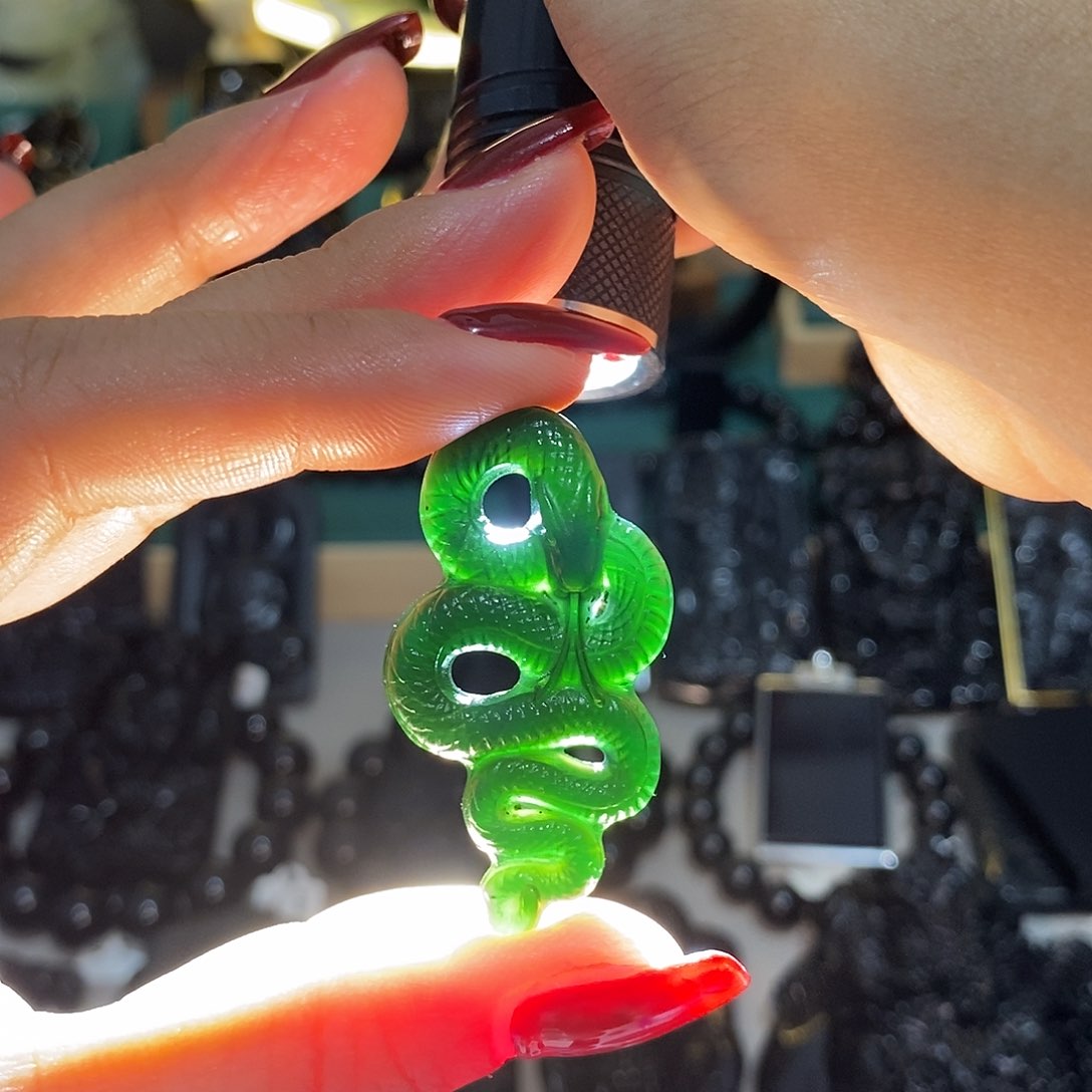 蛇纹石玉颈饰未镶嵌