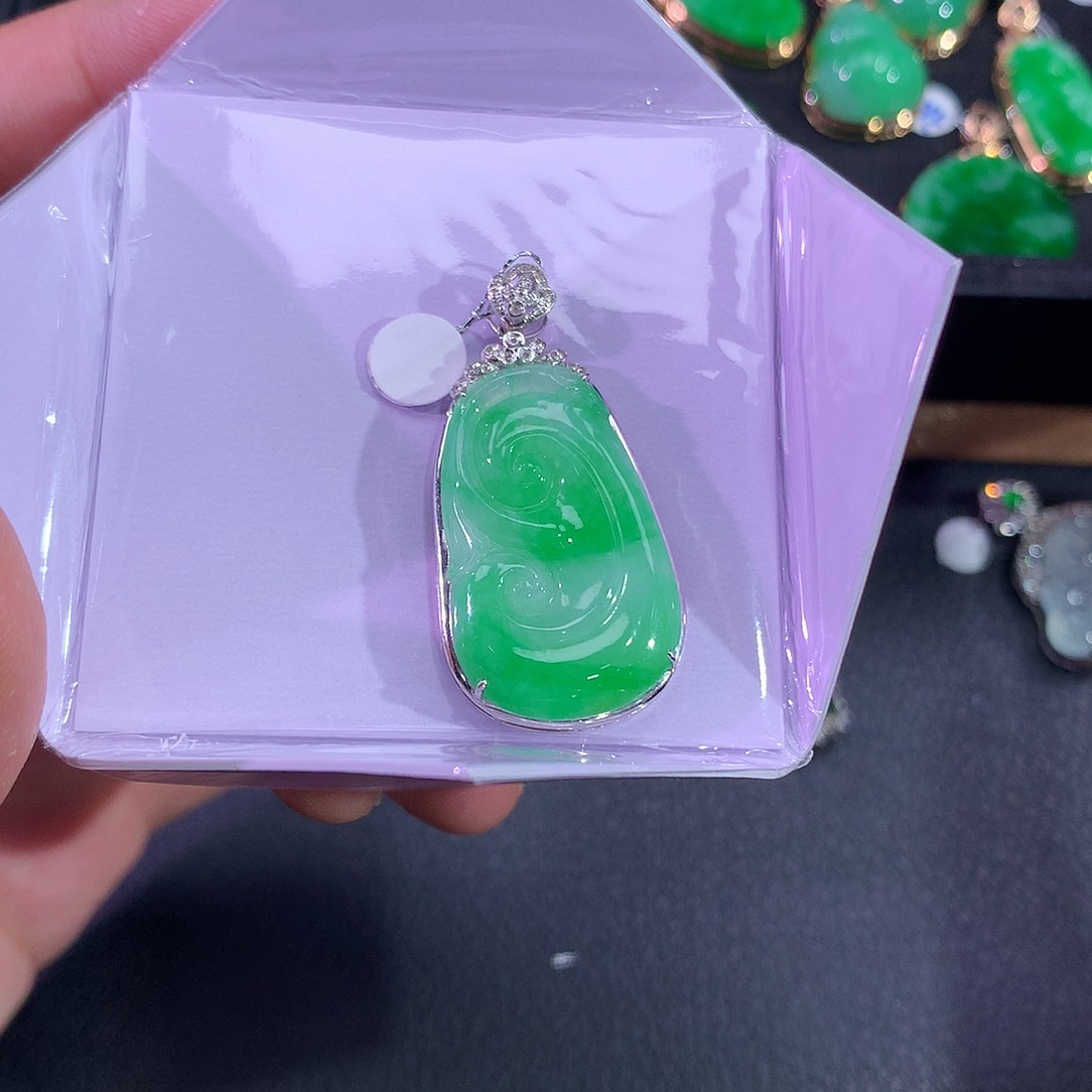 翡翠吊坠(赠链)18K金镶嵌