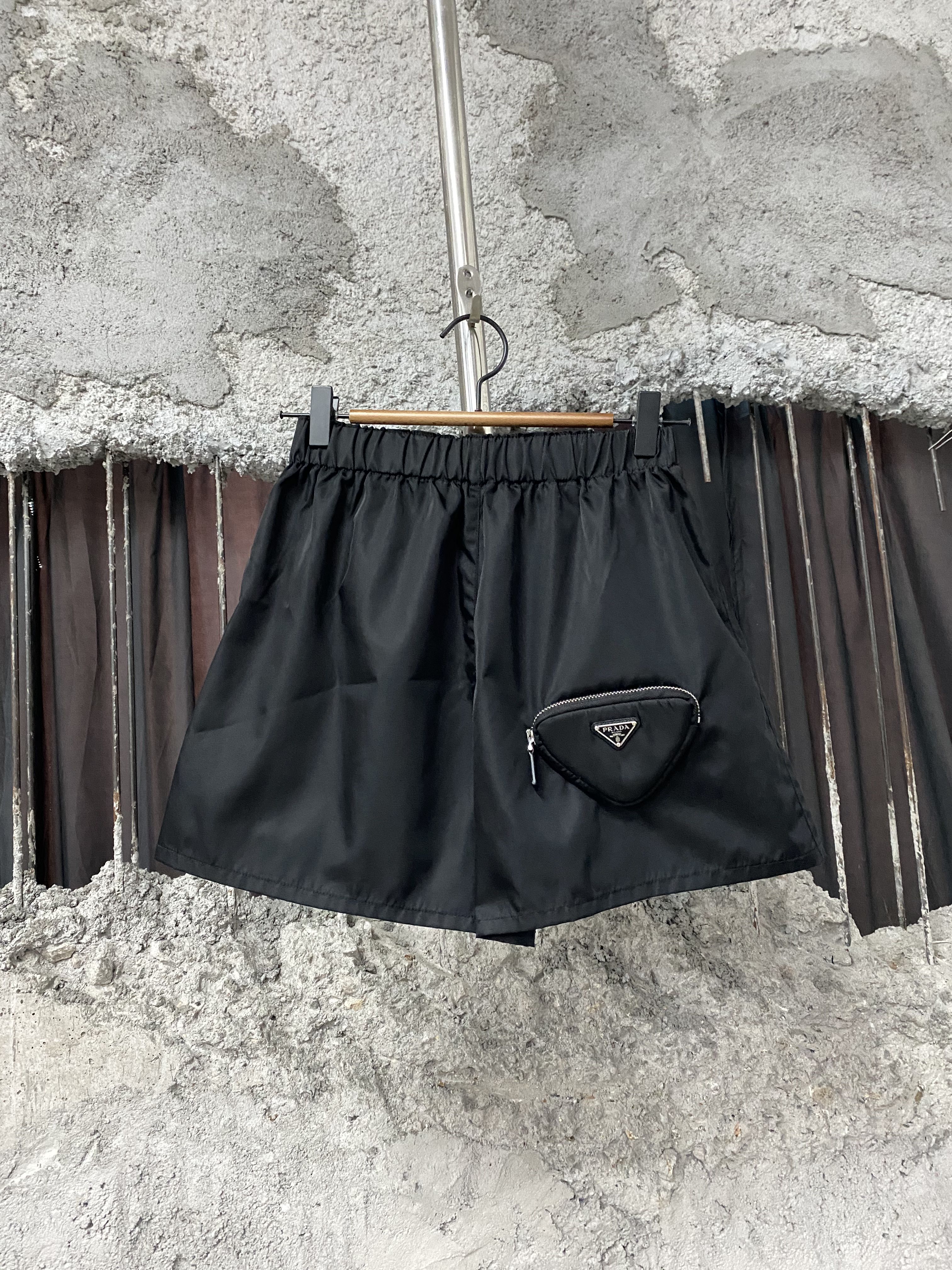99新 Prada/普拉达 尼龙三角包短裤/36码 GJ9450