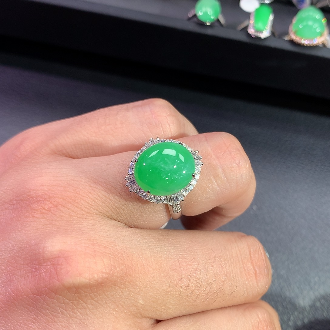 翡翠戒指18K金镶嵌蛋面