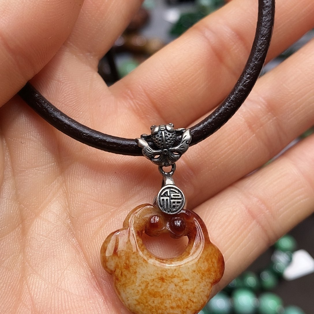 颈饰未镶嵌翡翠漂亮美眉