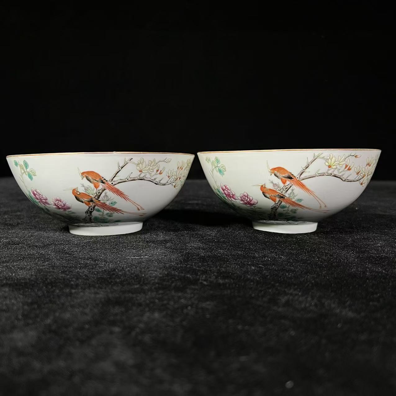 Lot7:  粉彩花鸟纹碗一对D：17.4cm