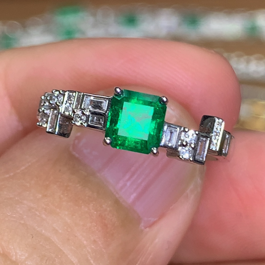 祖母绿戒指18K金镶嵌