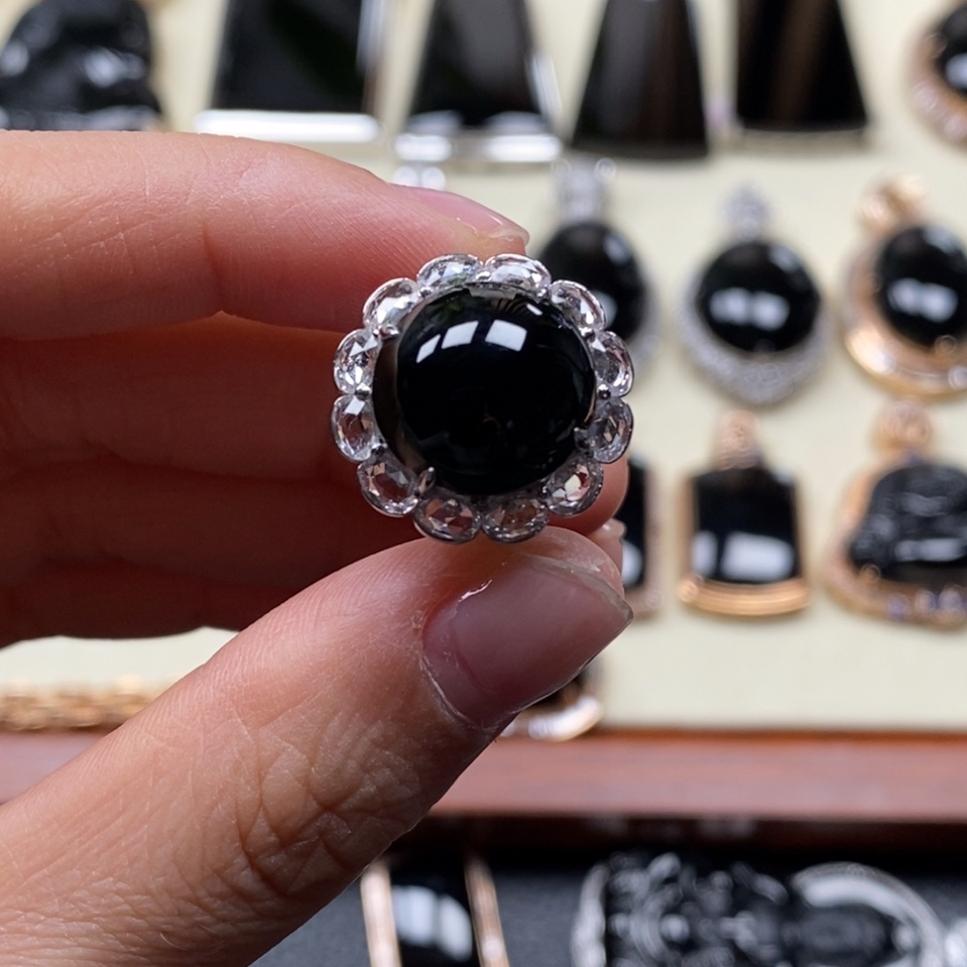 翡翠戒指18K金镶嵌甜**笑蛋面