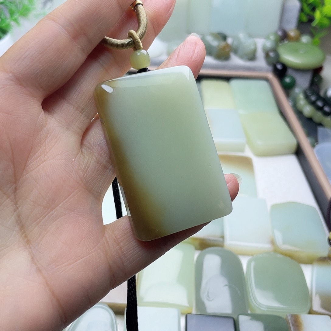 颈饰未镶嵌和田玉（糖玉）冰****n