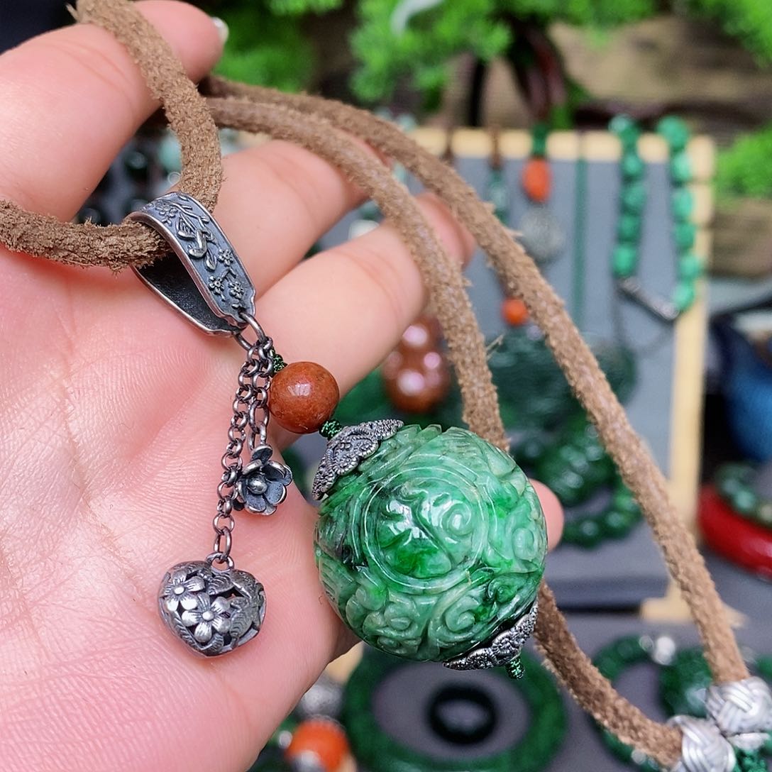 翡翠颈饰未镶嵌漂亮美眉