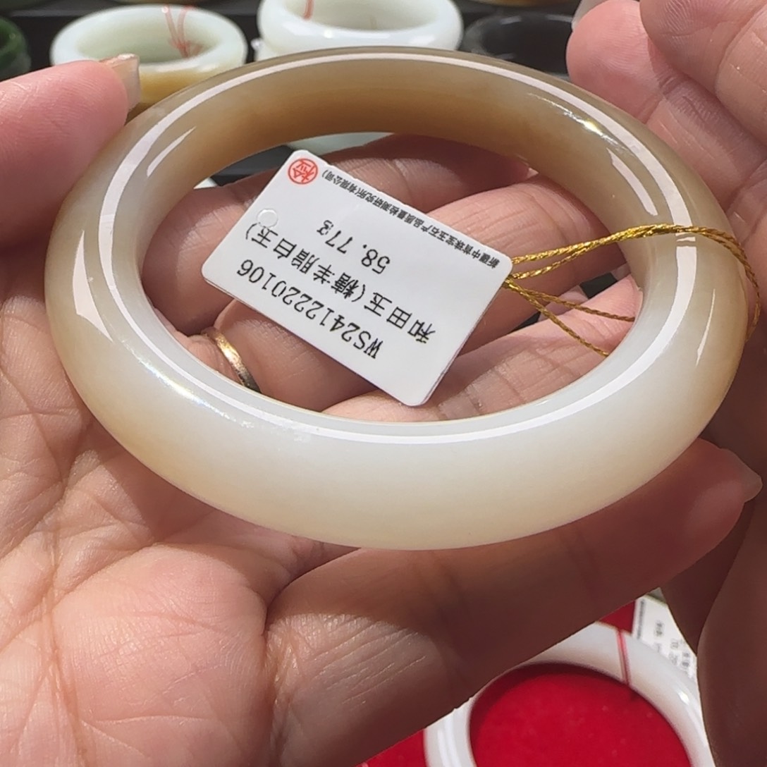 和田玉手镯未镶嵌