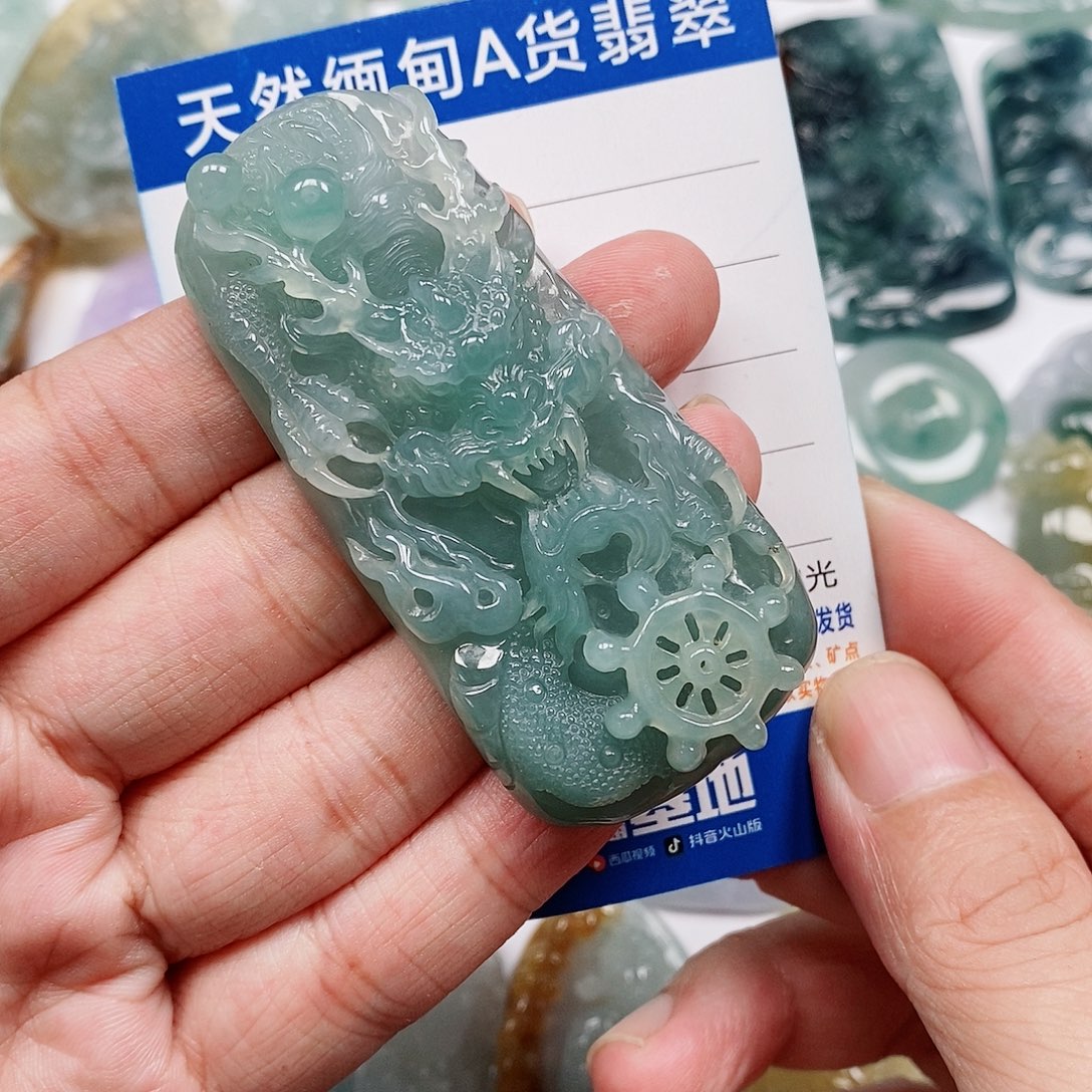 颈饰未镶嵌翡翠龙牌
