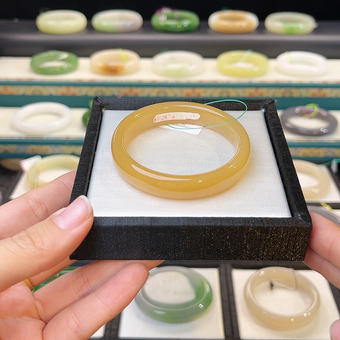 和田玉手镯未镶嵌 蜜糖