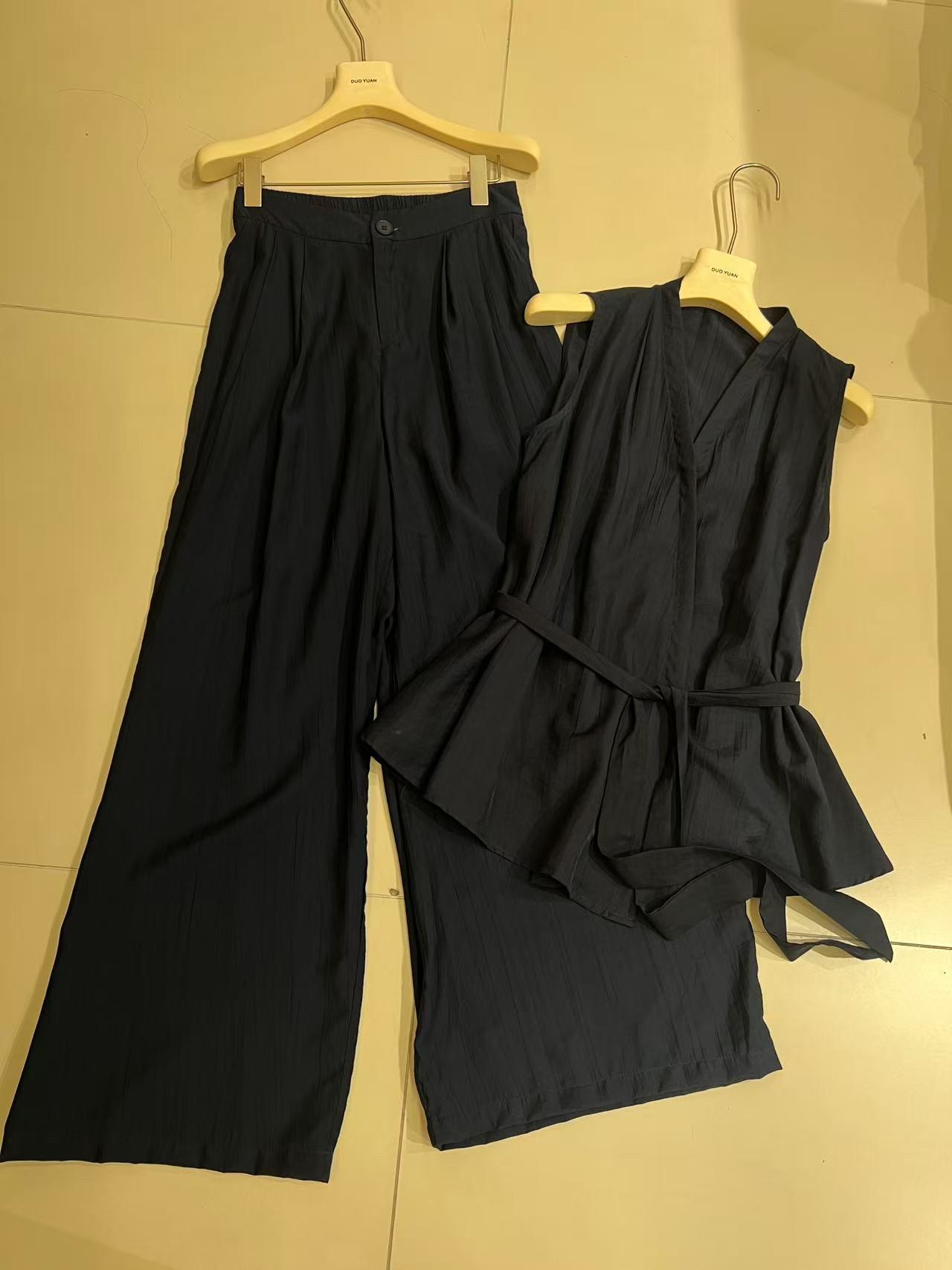 V家 设计感交叉V领系带收腰套装