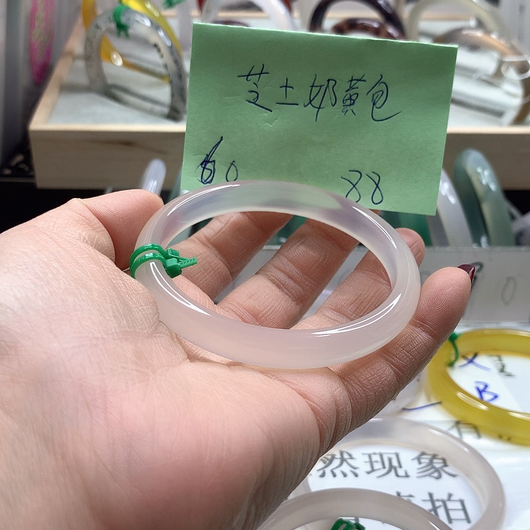 玛瑙/玉髓手镯未镶嵌芝****?2