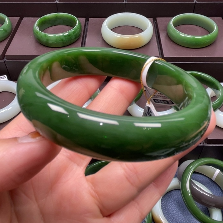 岁***c和田玉未镶嵌手镯