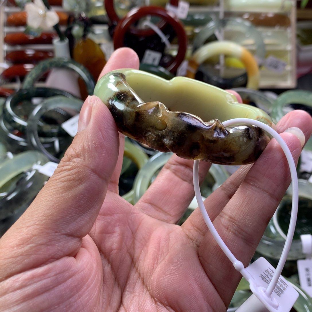 蛇纹石玉手镯未镶嵌