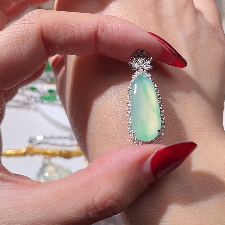 翡翠18K金镶嵌颈饰