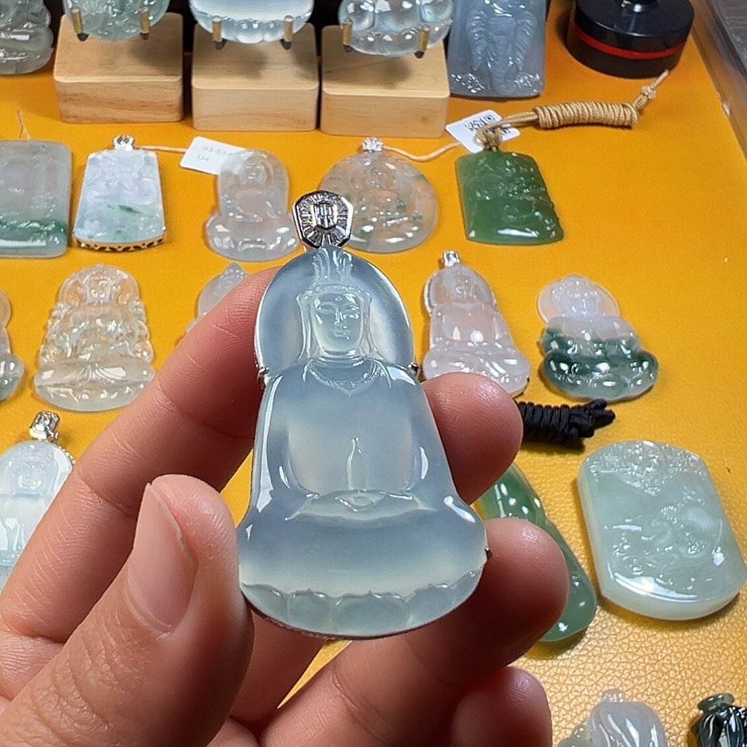 翡翠18K金镶嵌颈饰高冰素衣观音
