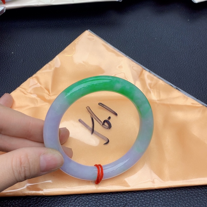 翡翠手镯未镶嵌翡翠手镯