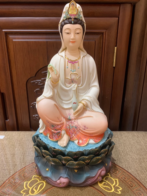 山花白瓷观音佛像微笑坐莲观世音菩萨雕像摆件