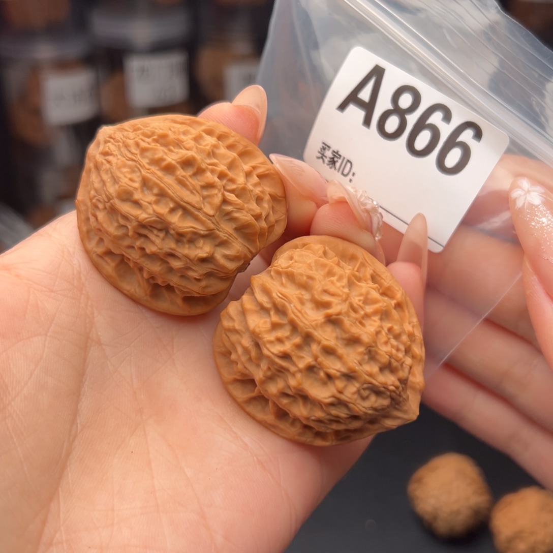 文玩核桃吊坠G*L金牛