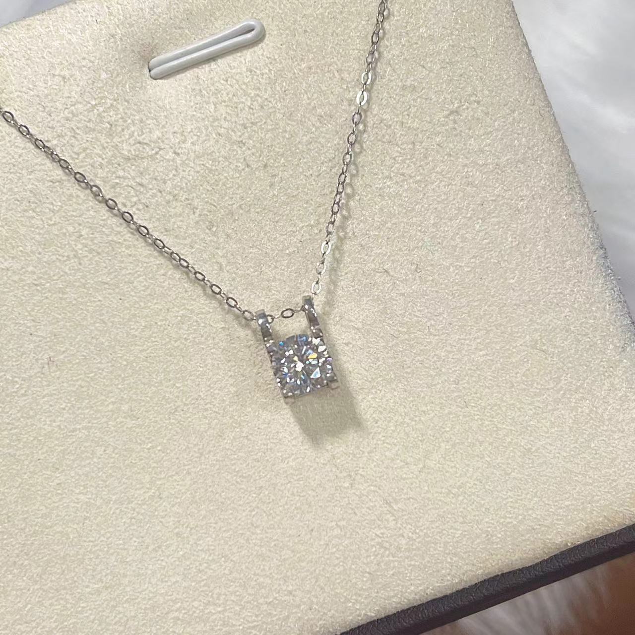 【不梵婚戒】带包装背包牛头1克拉天花板吊坠.H