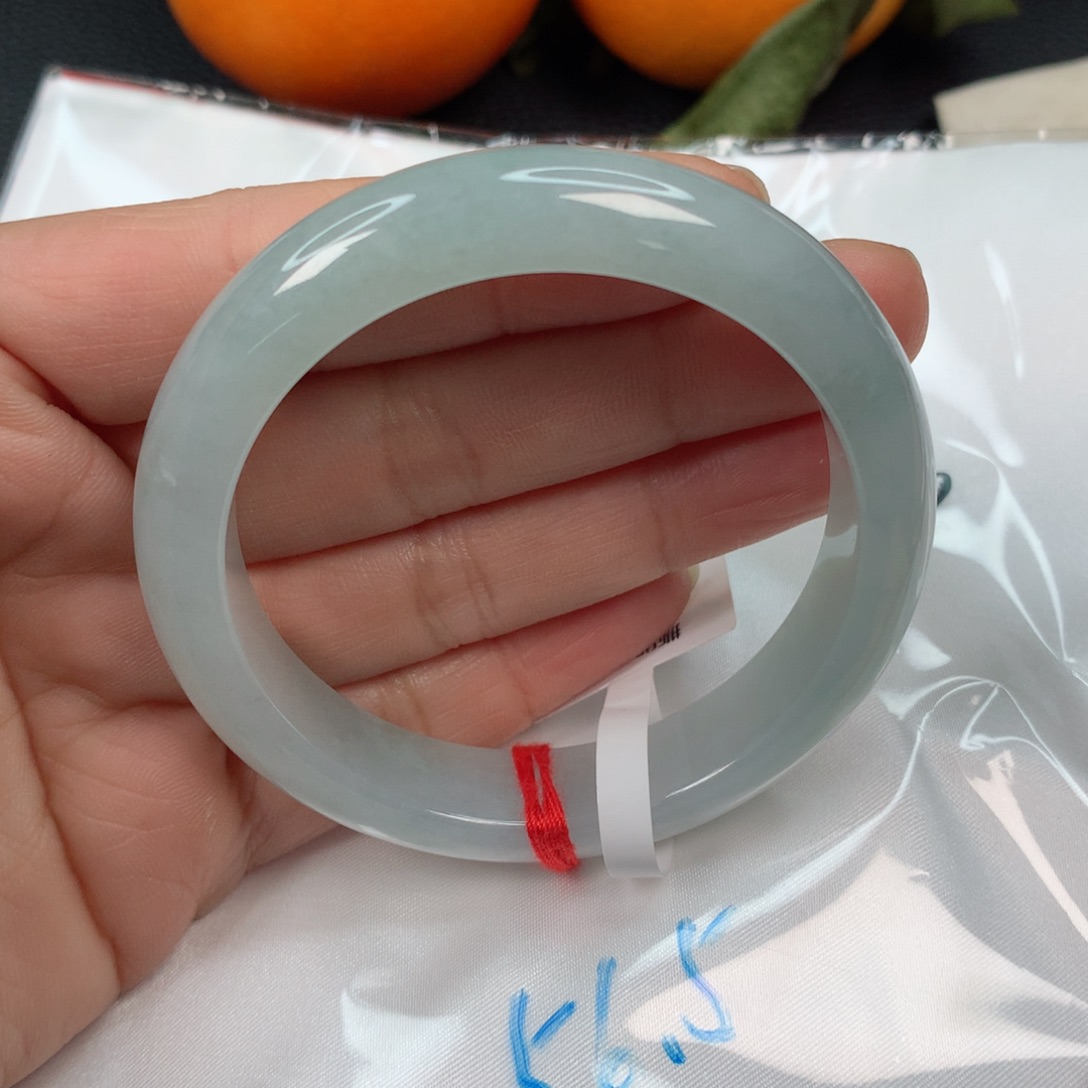 翡翠手镯未镶嵌…………..