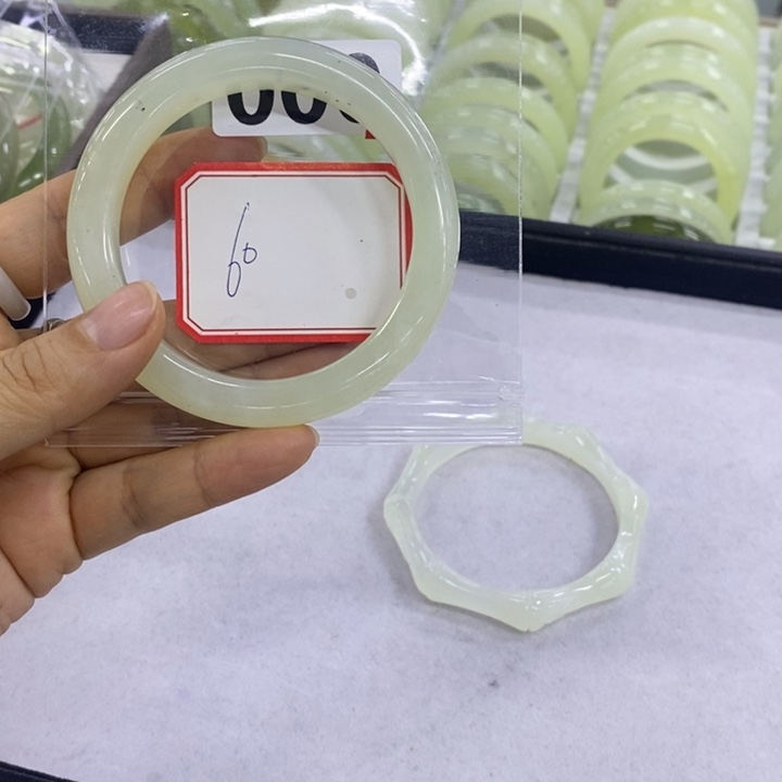 岫玉未镶嵌手镯（圆镯）