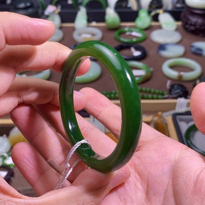 和田玉未镶嵌碧玉辣阳绿色手镯51圈口31.8克