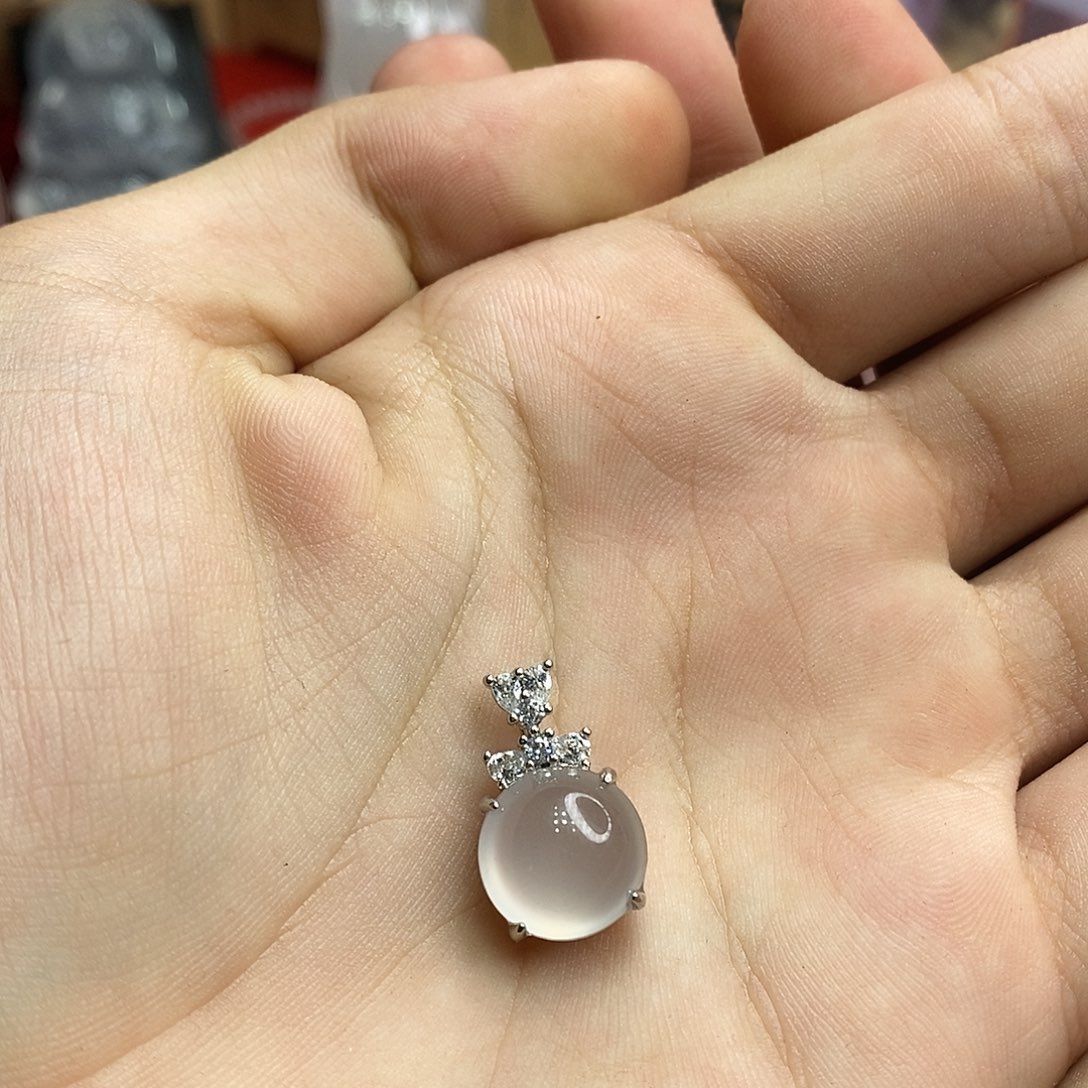 颈饰未镶嵌石英质玉