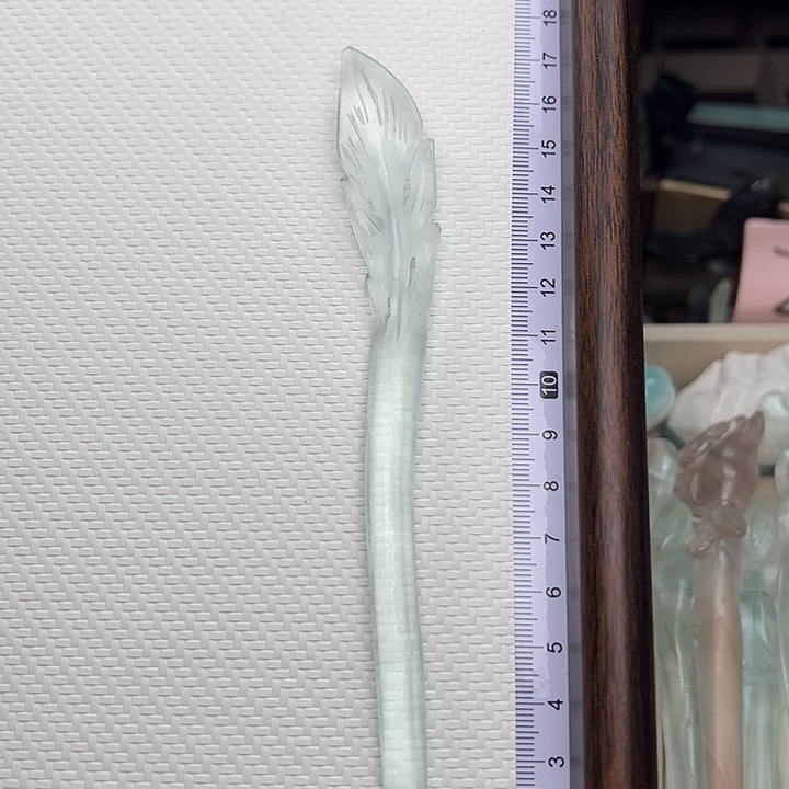 蛇纹石玉未镶嵌发簪羽毛