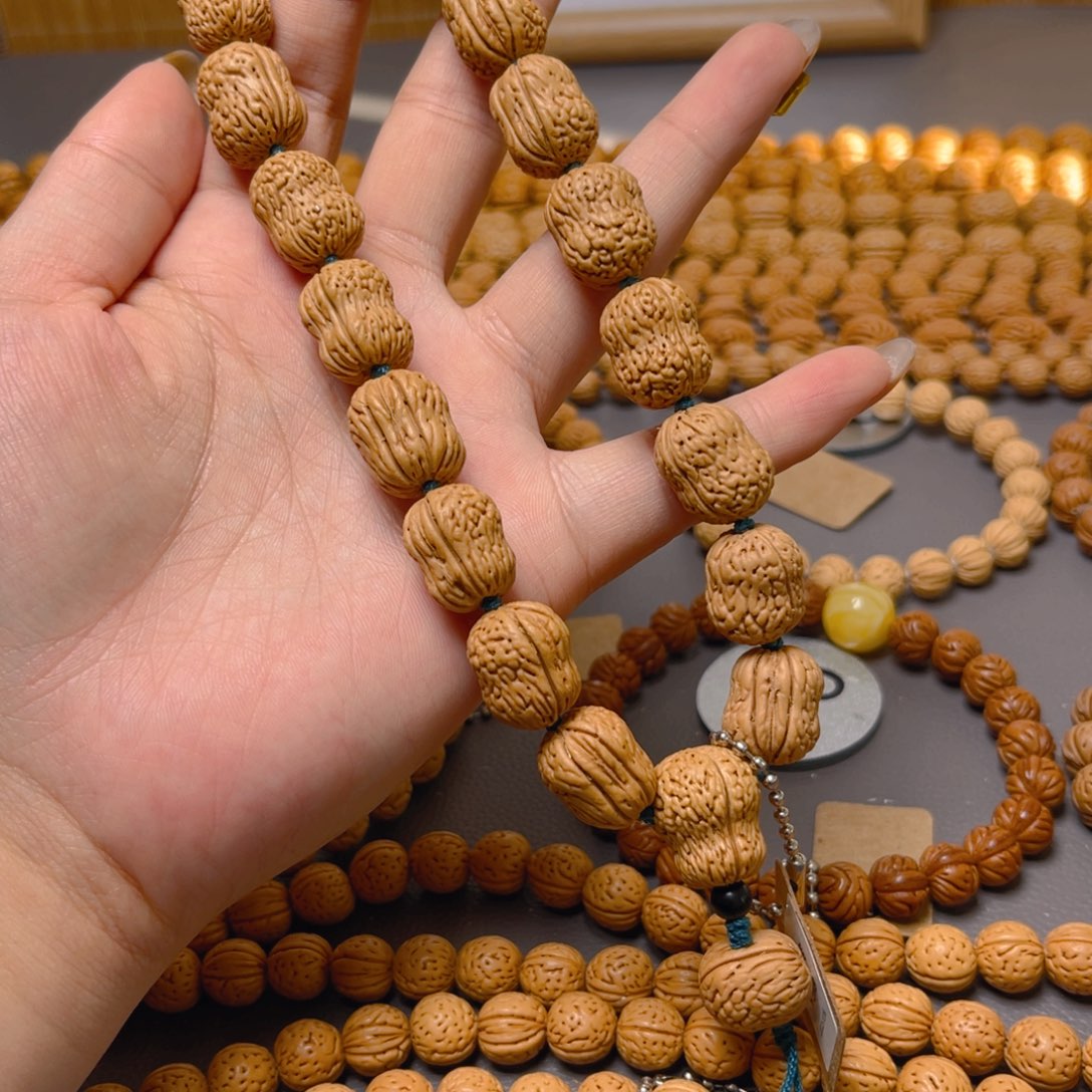 郝****桃核吊坠桃核手持