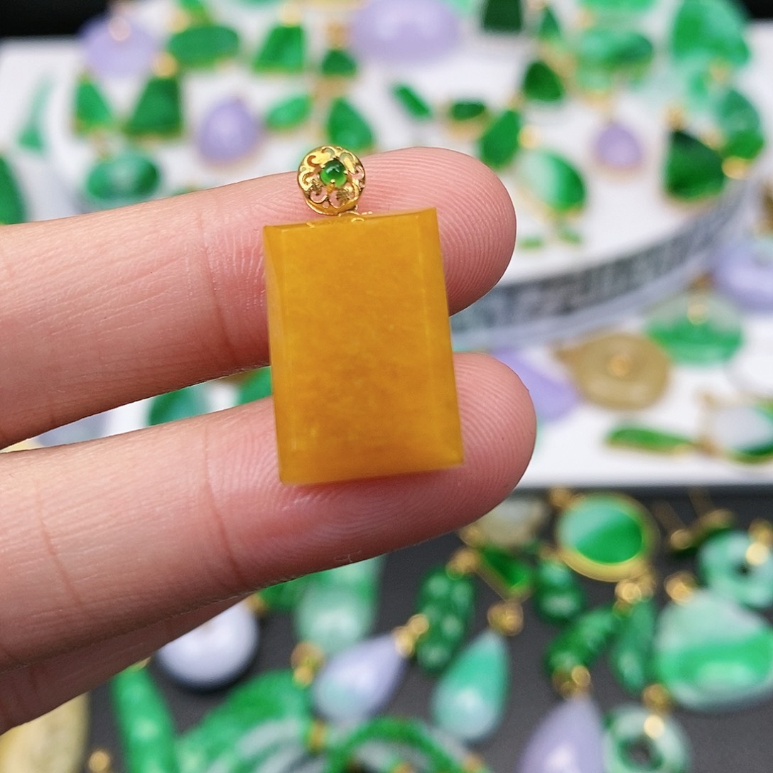 翡翠吊坠(不含链)18K金镶嵌