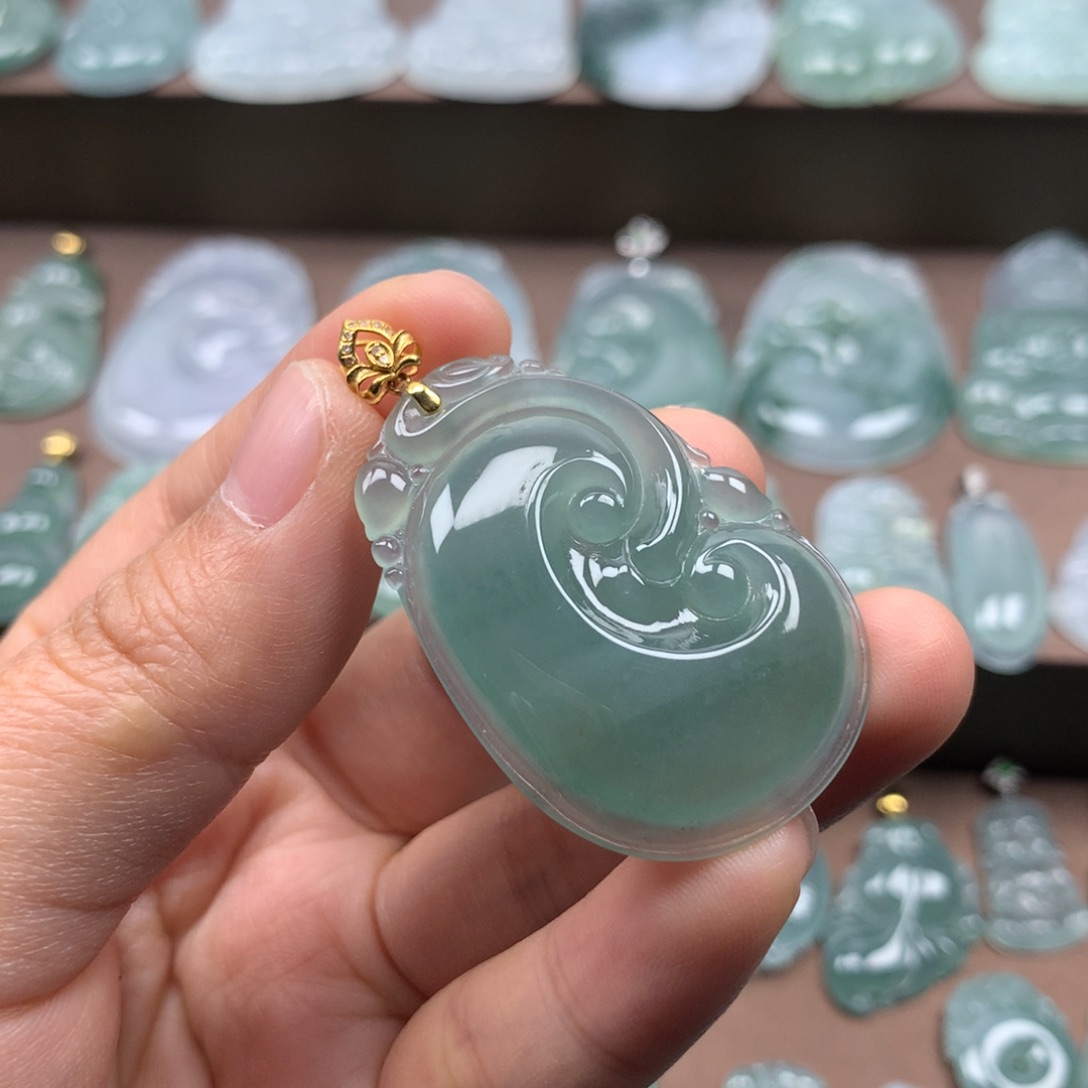 颈饰18K金镶嵌翡翠y***?天然翡翠