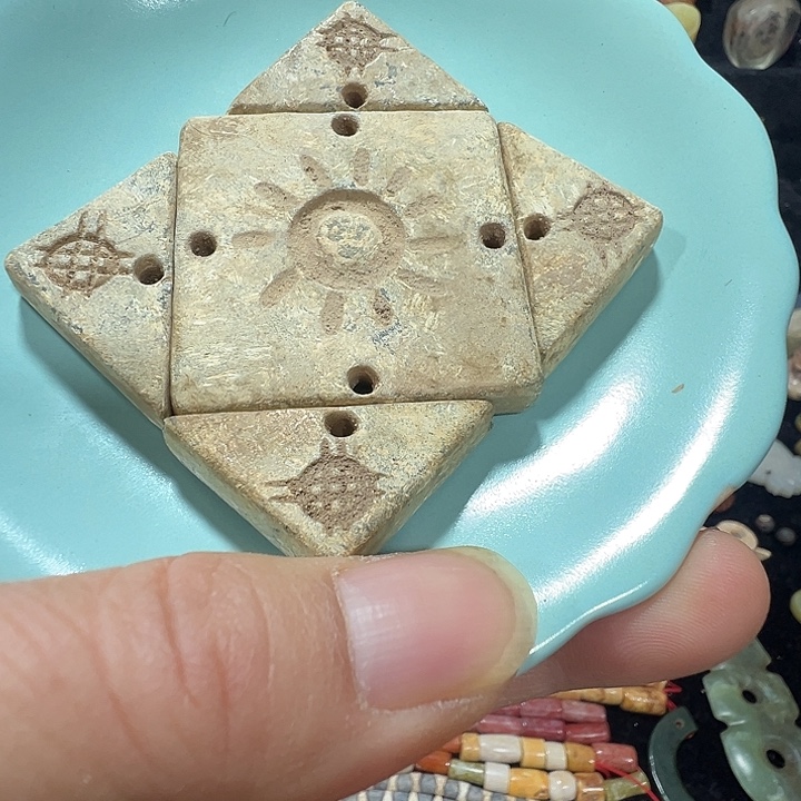 透闪石质玉未镶嵌挂件