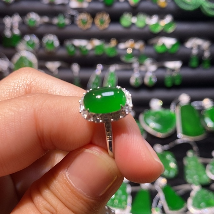 翡翠戒指18K金镶嵌天然翡翠