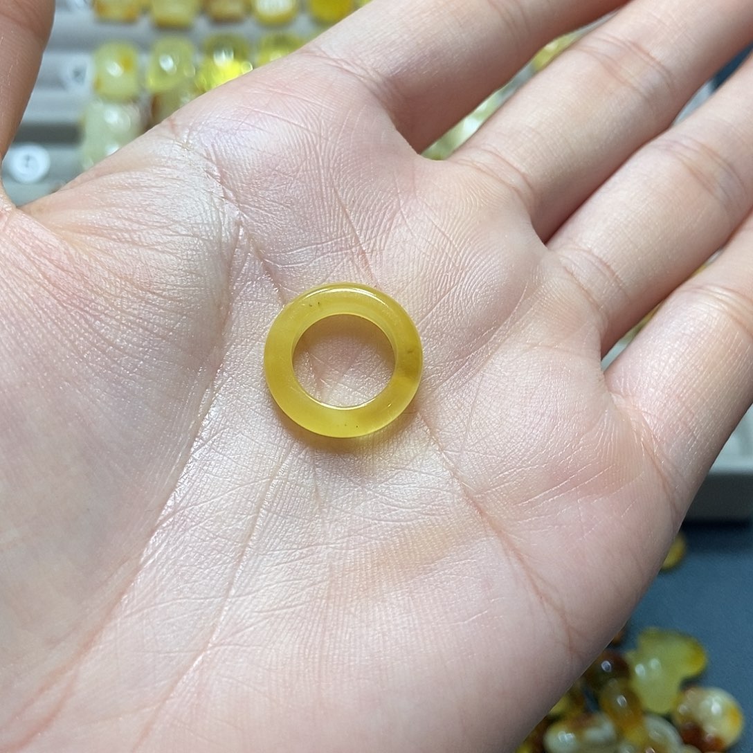 琥珀裸石未镶嵌?**?，