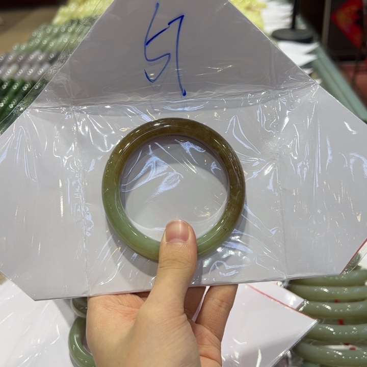 冷****和田玉未镶嵌手镯