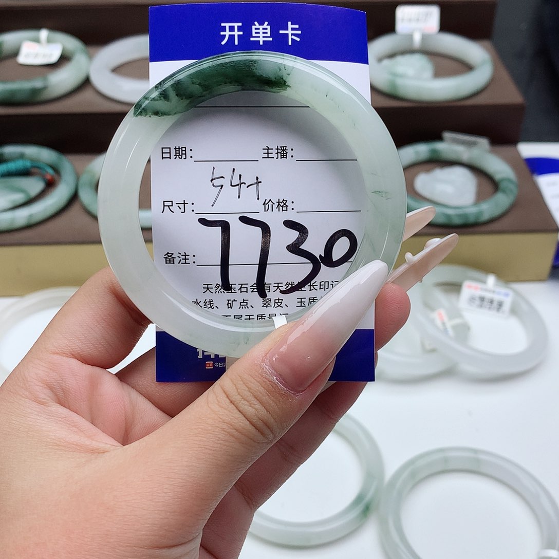 石英质玉手镯未镶嵌时***?