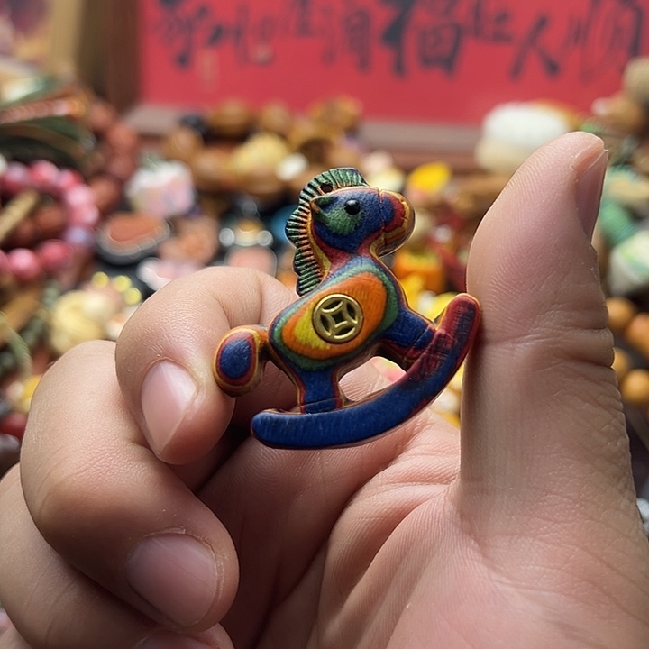 非金属彩虹木马吊坠