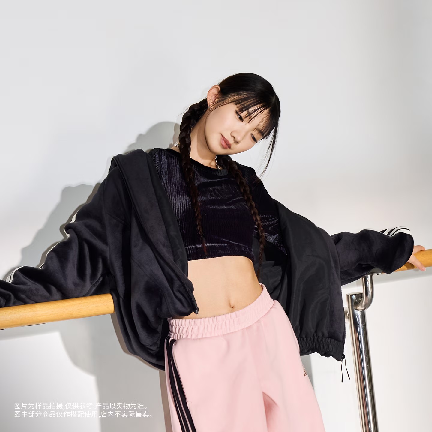 adidas阿迪达斯女外套25新款三条纹舞动系列保暖运动休闲连帽夹克