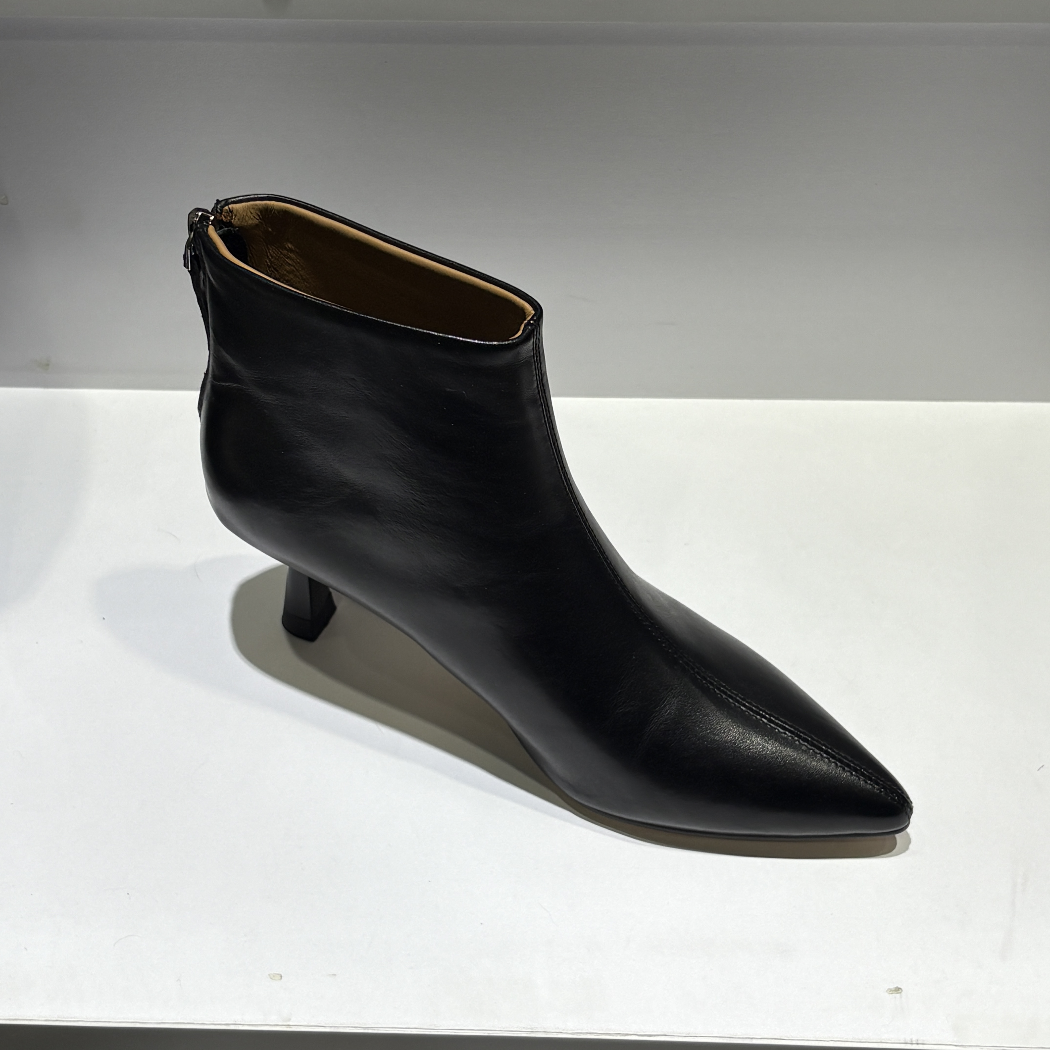 气质尖头后拉链黑色细跟短靴