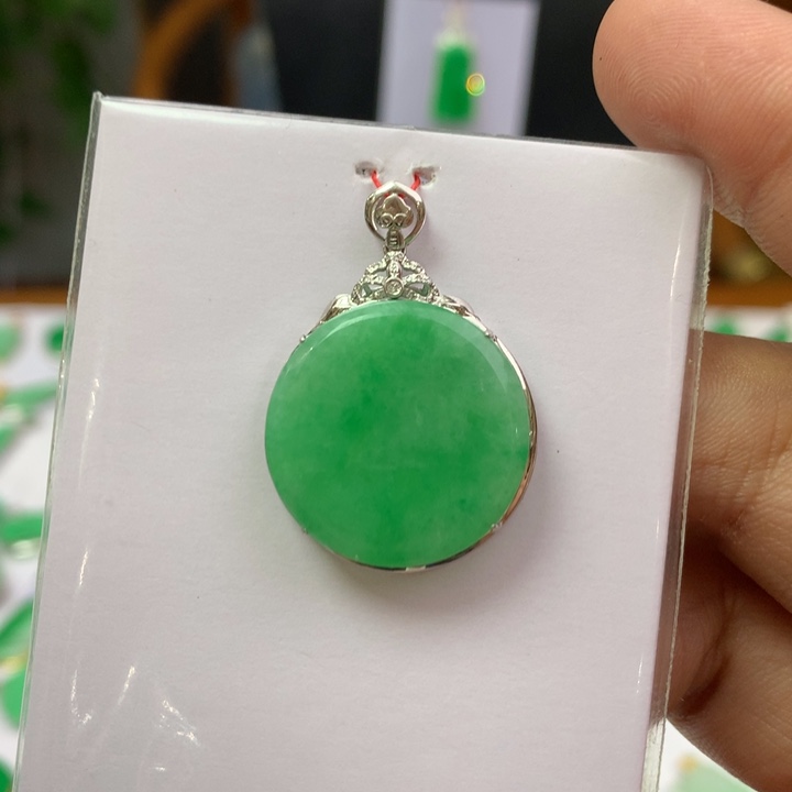 翡翠颈饰18K金镶嵌翡翠