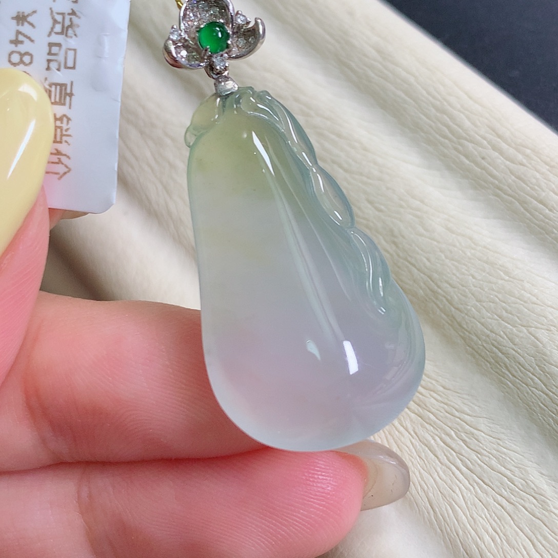 颈饰18K金镶嵌翡翠瓜