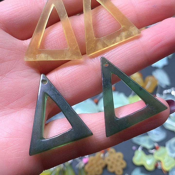 蛇纹石玉耳饰未镶嵌