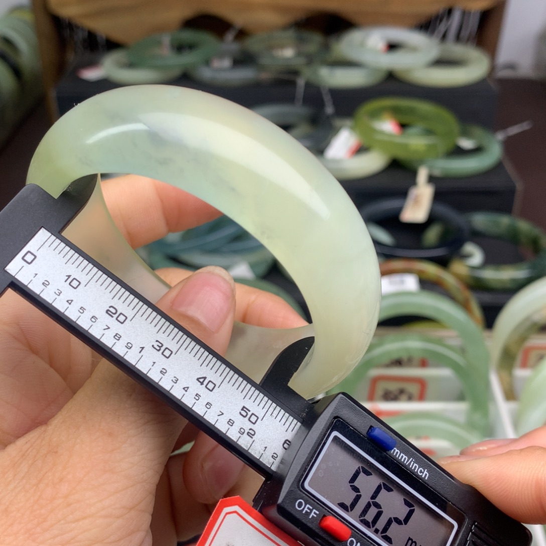 蛇纹石玉未镶嵌手镯384