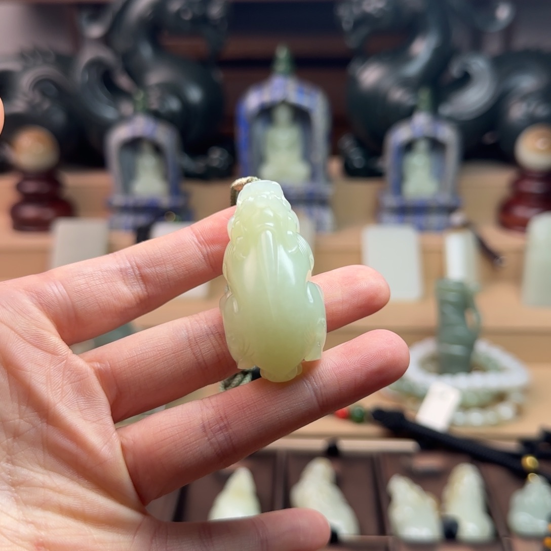 和田玉（糖玉）未镶嵌颈饰范*