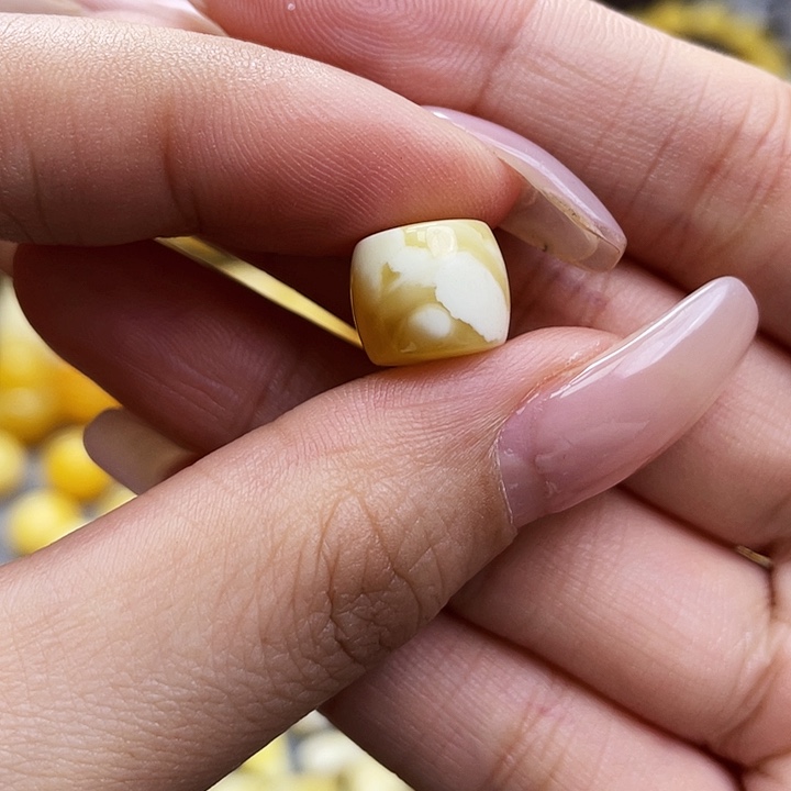 琥珀裸石未镶嵌直切尺寸11.2*9.5mm带粉点