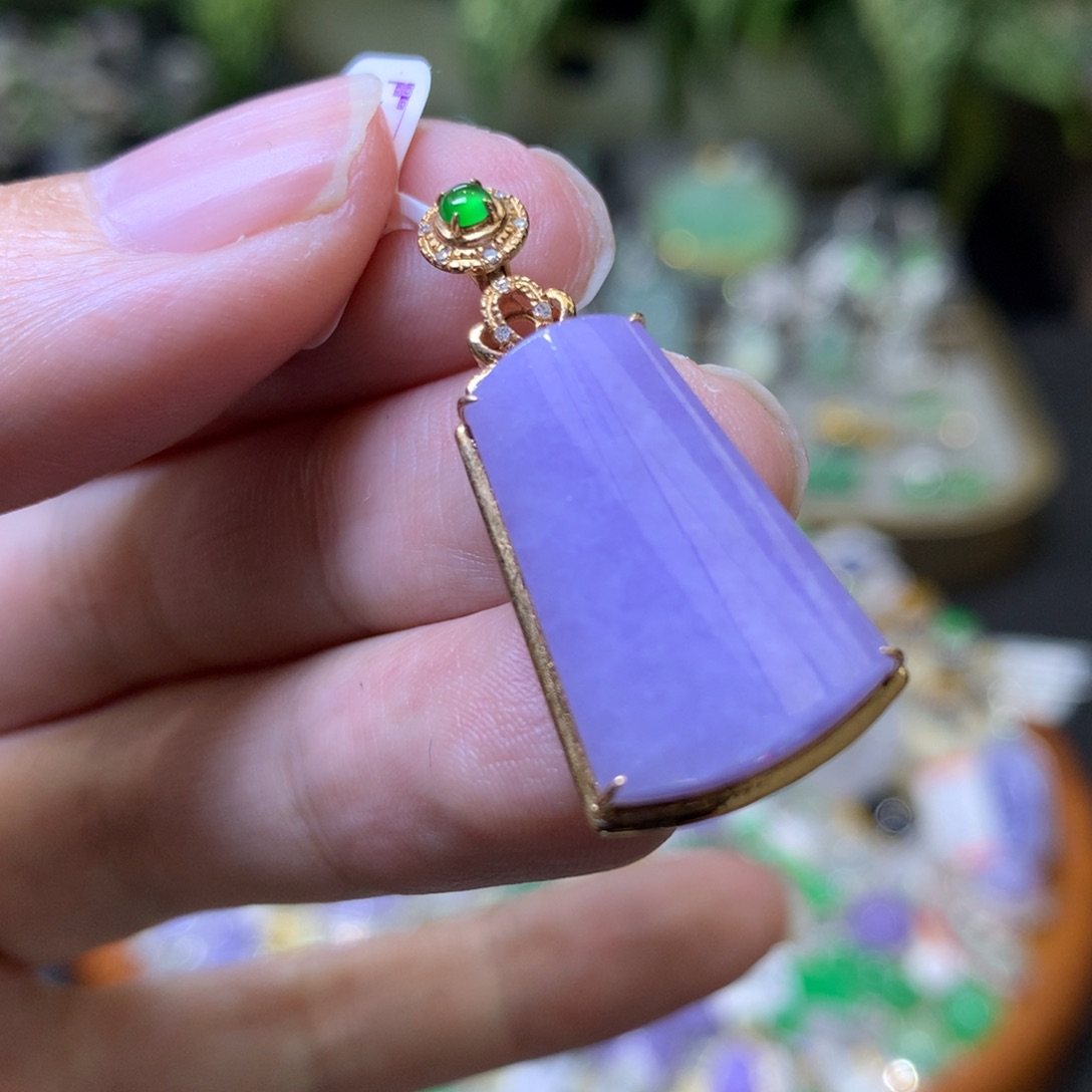 颈饰18K金镶嵌翡翠