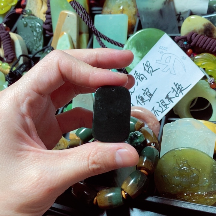 透闪石质玉颈饰未镶嵌