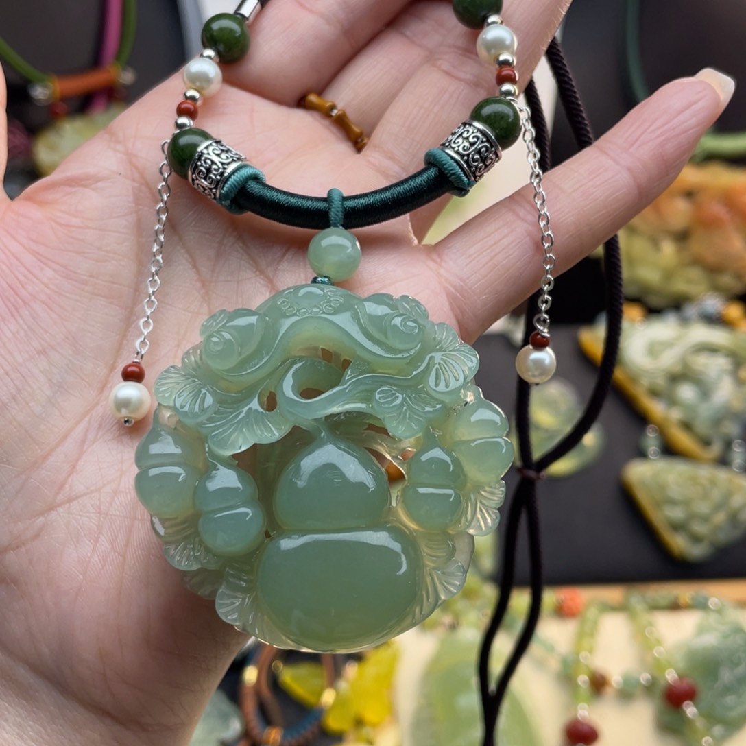 蛇纹石玉未镶嵌颈饰